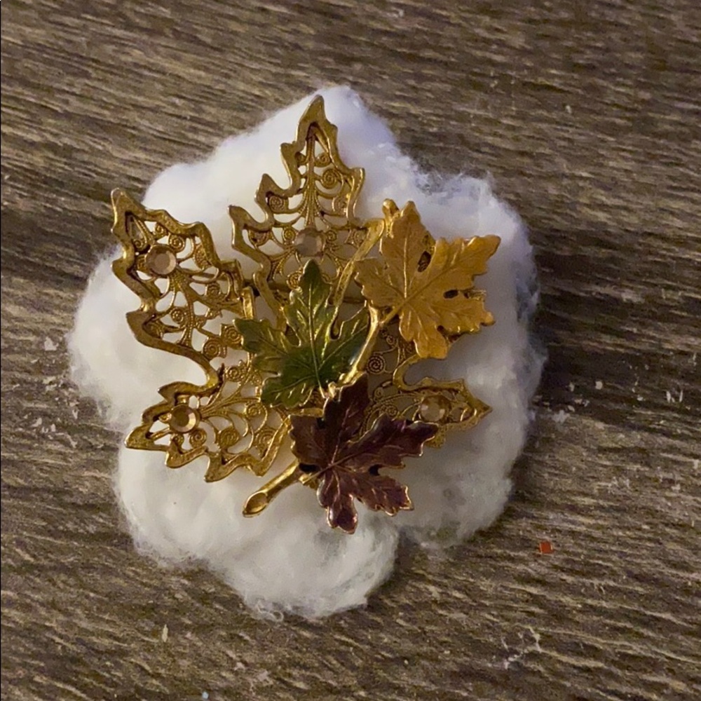 Leaf brooch